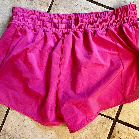 Lululemon Hotty Hot High-Rise 2.5” shorts. Sonic Pink size 10 - Picture 3 of 4